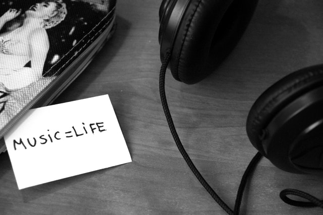 black-and-white-music-headphones-life-3104.jpg